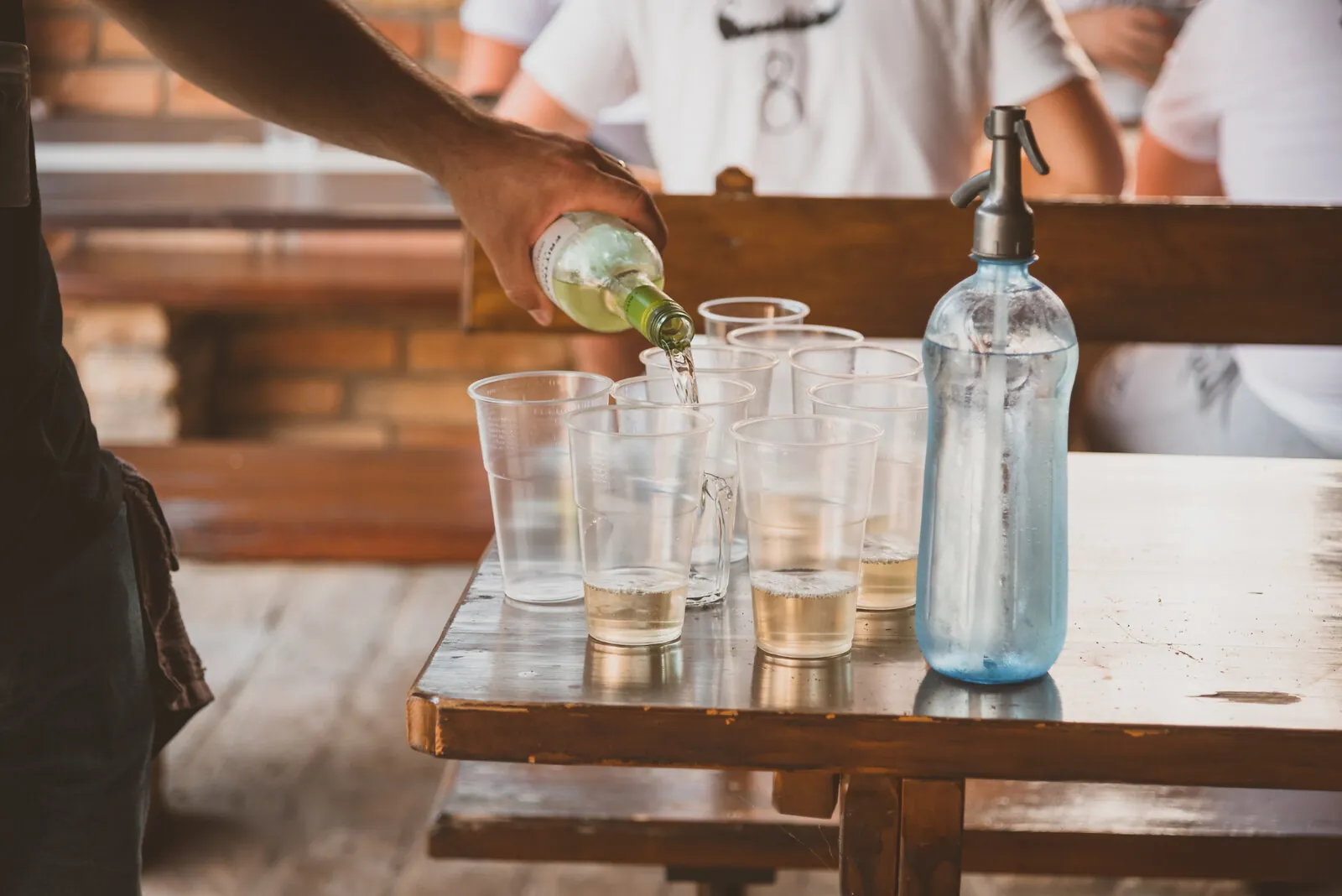 Fröccs töltése a Kocsmarathon hangulatából