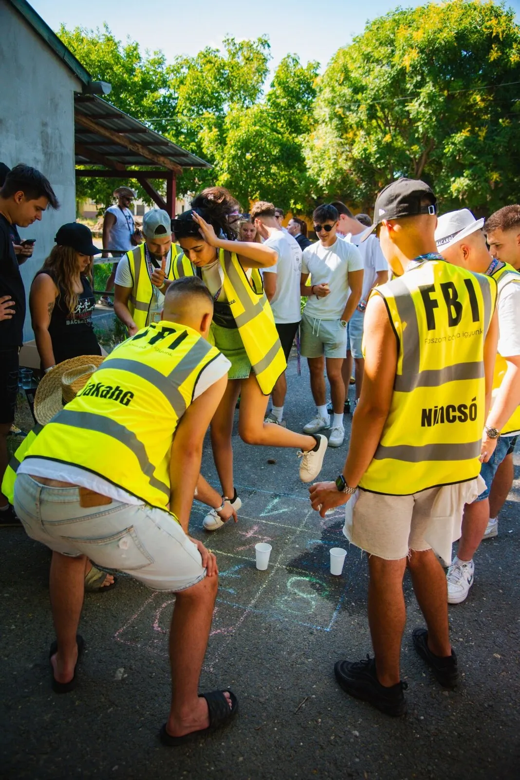 FBI mellényes csapat krétás játékot játszik